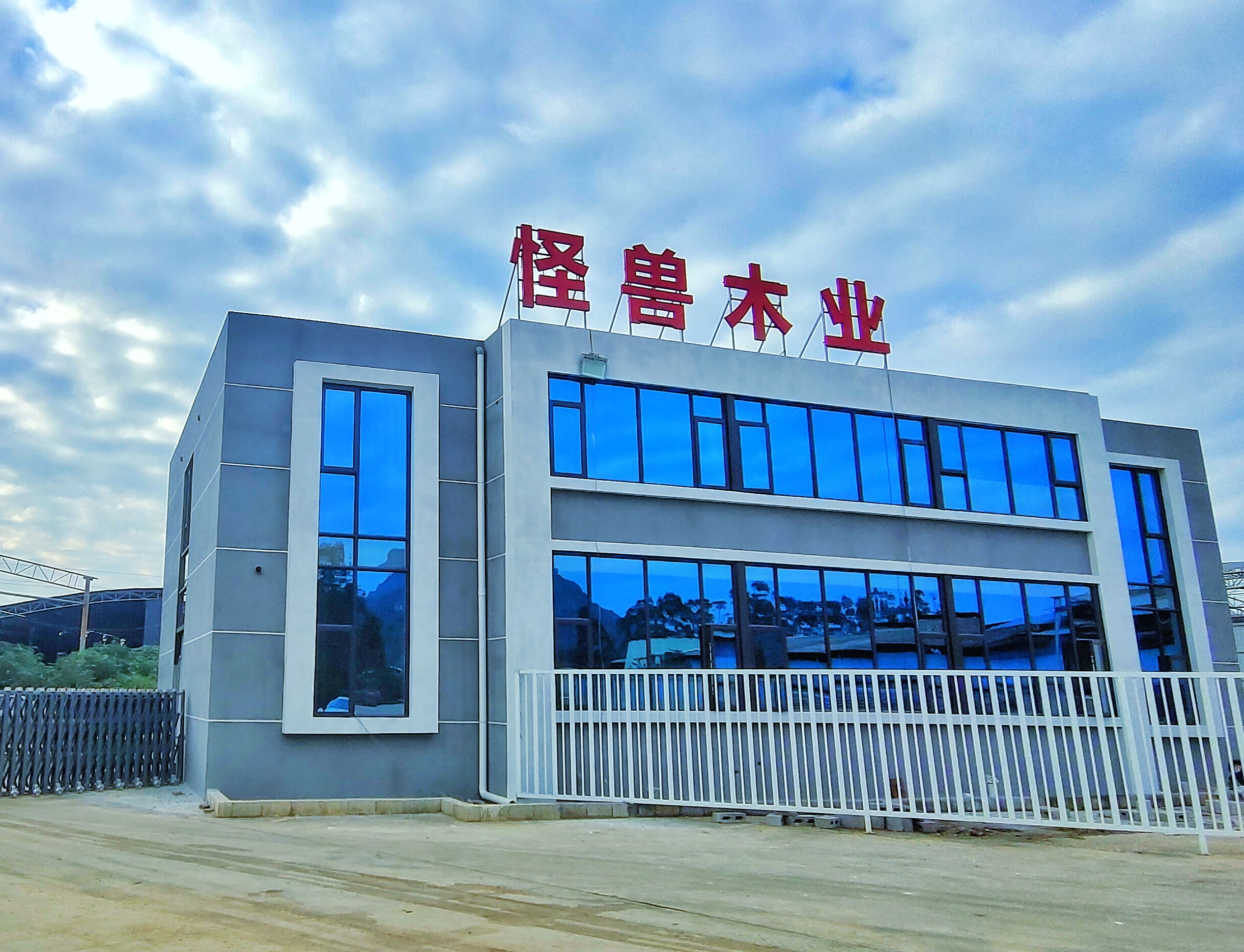 贵港怪兽建筑模板出车